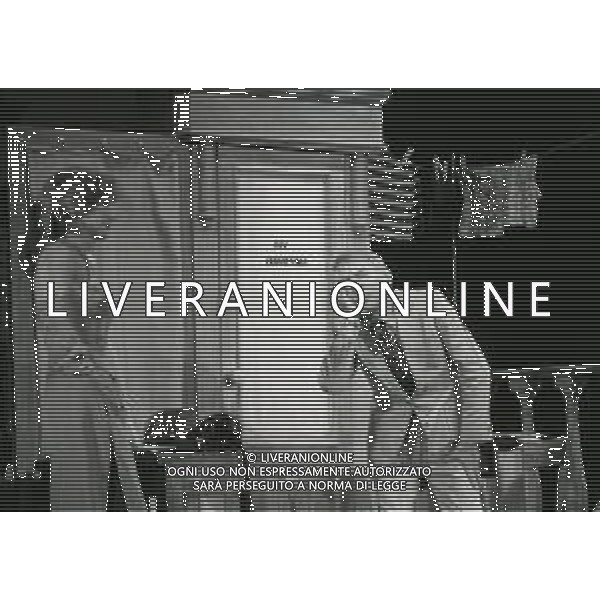 NEG-RETROSPETTIVA RENATO RASCEL ATTORE NELLA FOTO RENATO RASCEL E GIUDITTA SANTARINI NELL\'ANNO 1980 A MILANO NELLA COMMEDIA TEATRALE IN BOCCA ALL\'UFO AG ALDO LIVERANI SAS  