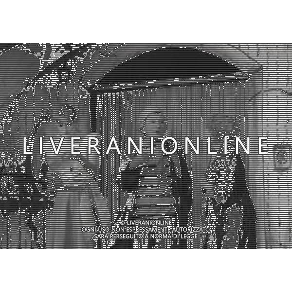 NEG-RETROSPETTIVA RENATO RASCEL ATTORE NELLA FOTO RENATO RASCEL E GIUDITTA SANTARINI NELL\'ANNO 1980 A MILANO NELLA COMMEDIA TEATRALE IN BOCCA ALL\'UFO AG ALDO LIVERANI SAS  