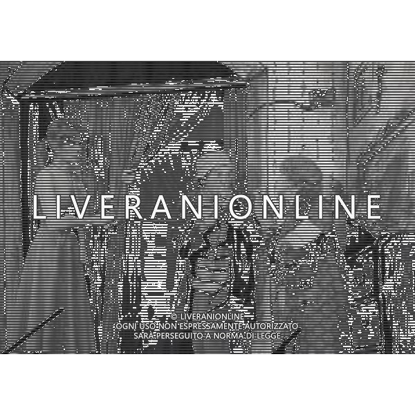 NEG-RETROSPETTIVA RENATO RASCEL ATTORE NELLA FOTO RENATO RASCEL E GIUDITTA SANTARINI NELL\'ANNO 1980 A MILANO NELLA COMMEDIA TEATRALE IN BOCCA ALL\'UFO AG ALDO LIVERANI SAS  