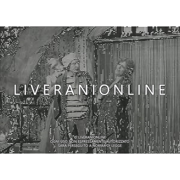 NEG-RETROSPETTIVA RENATO RASCEL ATTORE NELLA FOTO RENATO RASCEL E GIUDITTA SANTARINI NELL\'ANNO 1980 A MILANO NELLA COMMEDIA TEATRALE IN BOCCA ALL\'UFO AG ALDO LIVERANI SAS  