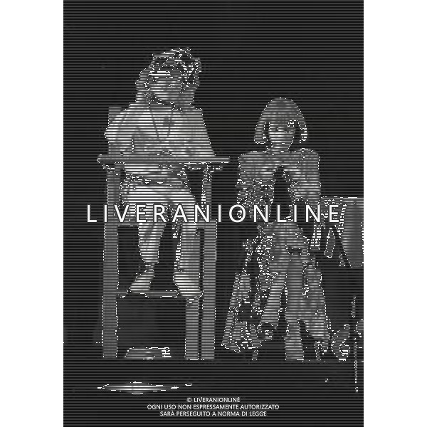 NEG-RETROSPETTIVA RENATO RASCEL ATTORE NELLA FOTO RENATO RASCEL E GIUDITTA SANTARINI NELL\'ANNO 1980 A MILANO NELLA COMMEDIA TEATRALE IN BOCCA ALL\'UFO AG ALDO LIVERANI SAS  