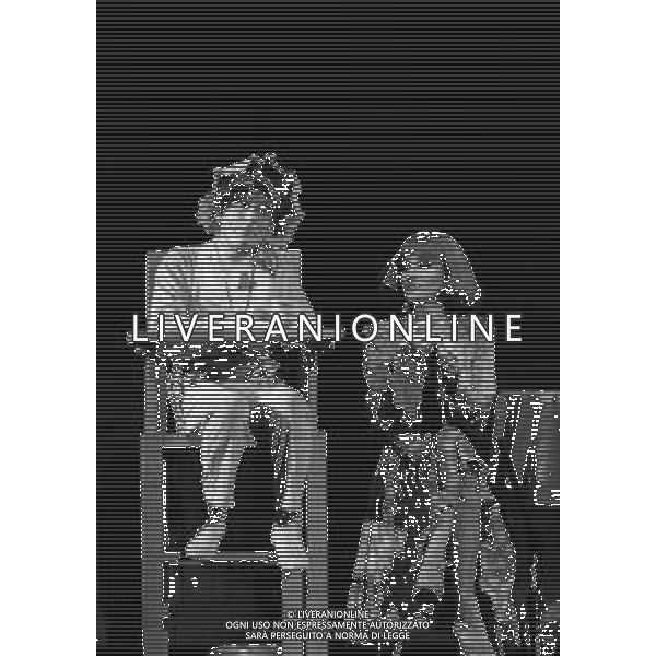 NEG-RETROSPETTIVA RENATO RASCEL ATTORE NELLA FOTO RENATO RASCEL E GIUDITTA SANTARINI NELL\'ANNO 1980 A MILANO NELLA COMMEDIA TEATRALE IN BOCCA ALL\'UFO AG ALDO LIVERANI SAS  