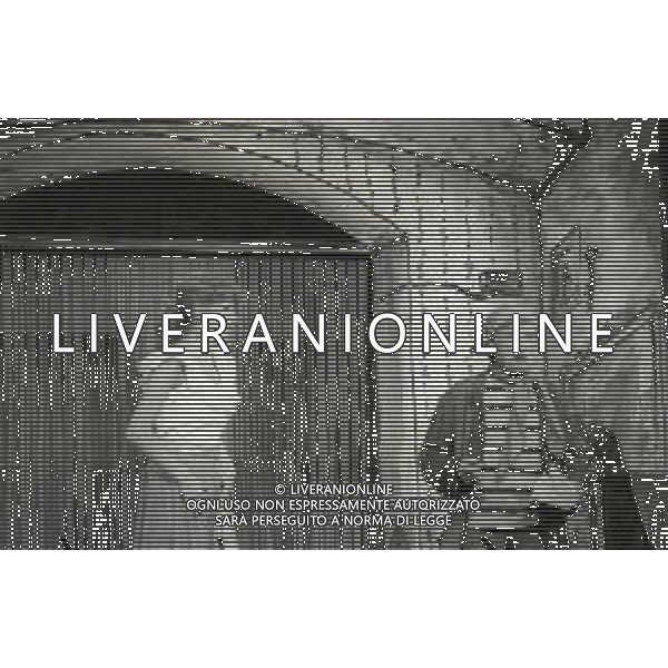 NEG-RETROSPETTIVA RENATO RASCEL ATTORE NELLA FOTO RENATO RASCEL E GIUDITTA SANTARINI NELL\'ANNO 1980 A MILANO NELLA COMMEDIA TEATRALE IN BOCCA ALL\'UFO AG ALDO LIVERANI SAS  