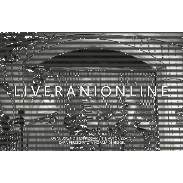 NEG-RETROSPETTIVA RENATO RASCEL ATTORE NELLA FOTO RENATO RASCEL E GIUDITTA SANTARINI NELL\'ANNO 1980 A MILANO NELLA COMMEDIA TEATRALE IN BOCCA ALL\'UFO AG ALDO LIVERANI SAS  