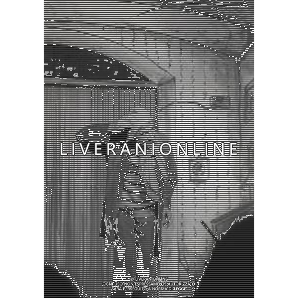 NEG-RETROSPETTIVA RENATO RASCEL ATTORE NELLA FOTO RENATO RASCEL E GIUDITTA SANTARINI NELL\'ANNO 1980 A MILANO NELLA COMMEDIA TEATRALE IN BOCCA ALL\'UFO AG ALDO LIVERANI SAS  