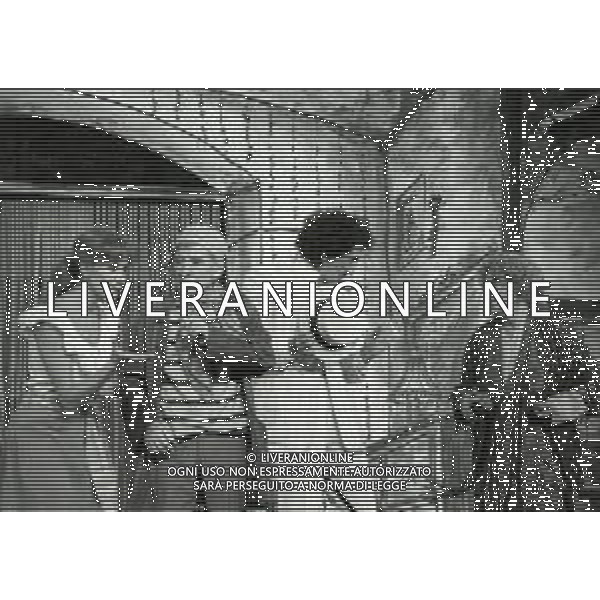 NEG-RETROSPETTIVA RENATO RASCEL ATTORE NELLA FOTO RENATO RASCEL E GIUDITTA SANTARINI NELL\'ANNO 1980 A MILANO NELLA COMMEDIA TEATRALE IN BOCCA ALL\'UFO AG ALDO LIVERANI SAS  