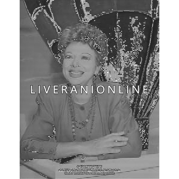 Neg- RETROSPETTIVA SANDRO MILO ATTRICE NELLA FOTO SANDRA MILO A ROMA NELL\'ANNO 1988 NELLA TRASMISSIONE TELEVISIVA “PICCOLI E GRANDI FANS“ AG ALDO LIVERANI SAS  