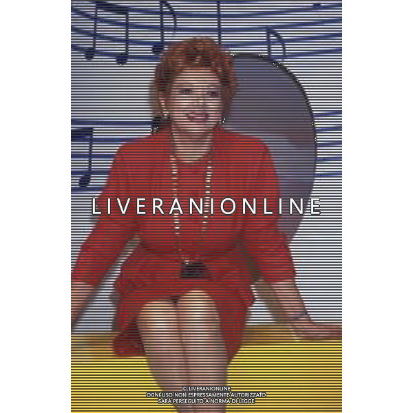 Dia- RETROSPETTIVA SANDRO MILO ATTRICE NELLA FOTO SANDRA MILO A ROMA NELL\'ANNO 1988 NELLA TRASMISSIONE TELEVISIVA “PICCOLI E GRANDI FANS“ AG ALDO LIVERANI SAS  