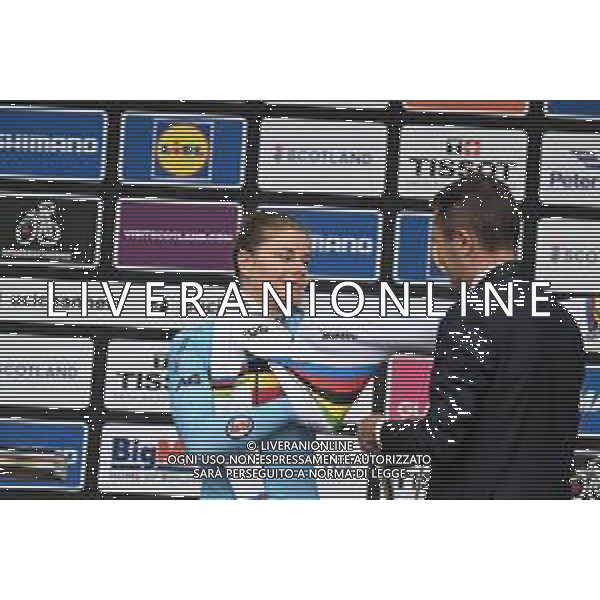 13-08-2023 World Championships Elite Women; 2023, Belgium; Kopecky, Lotte; Lappartient, David; Glasgow; ©SIROTTI / AGENZIA ALDO LIVERANI SAS  