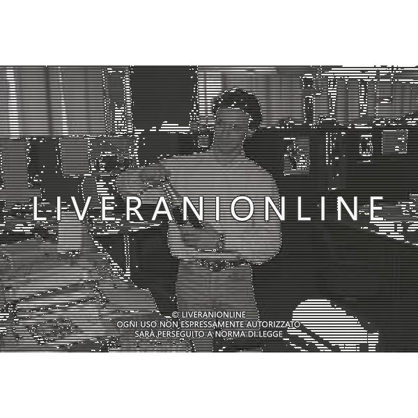 NEG-RETROSPETTIVA LUCA CADALORA PILOTA MOTO NELLA FOTO LUCA CADALORA NELL\'ANNO 1992 OSPITE DELLA REDAZIONE DELLA GAZZETTA DELLO SPORT PER LE TELEFONATE COI LETTORI AG ALDO LIVERANI SAS  