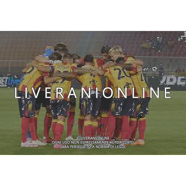 Gruppo US Lecce players hug each other forming a circle during the Coppa Italia Round of 32 match between US Lecce and Como 1907 at stadio Via Del Mare on August 13, 2023 in Lecce, Italy. (Photo by Emmanuele Mastrodonato/ag. Aldo Liverani sas) / AGENZIA ALDO LIVERANI SAS  