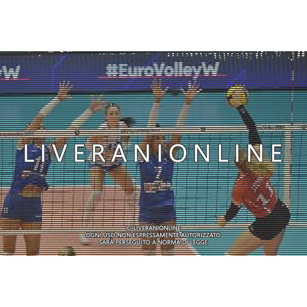 TVRG Maja Storck (Svizzera) contro il muro di Edina Selimovic (Bosnia Herzegovina) SX e Andelka Radiskovic (Bosnia Herzegovina) DX Svizzera vs Bosnia Herzegovina Monza 16-08-2023 Arena di Monza CEV EuroVolley 2023 - gruppo B foto Roberto Garavaglia/ag. Aldo Liverani sas/AGENZIA ALDO LIVERANI SAS