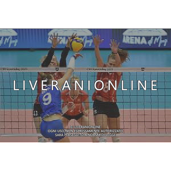 TVRG Edina Begic (Bosnia Herzegovina) contro il muro di Maja Storck (Svizzera) SX e Samira Sulser (Svizzera) DX Svizzera vs Bosnia Herzegovina Monza 16-08-2023 Arena di Monza CEV EuroVolley 2023 - gruppo B foto Roberto Garavaglia/ag. Aldo Liverani sas/AGENZIA ALDO LIVERANI SAS