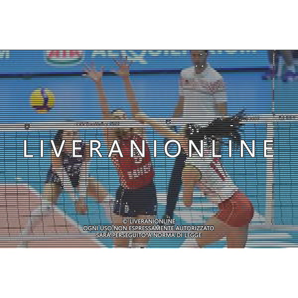 TVRG Radostina Marinova (Bulgaria) supera il muro di Lucija Mlinar (Croazia) Bulgaria vs Croazia Monza 16-08-2023 Arena di Monza CEV EuroVolley 2023 - gruppo B foto Roberto Garavaglia/ag. Aldo Liverani sas/AGENZIA ALDO LIVERANI SAS