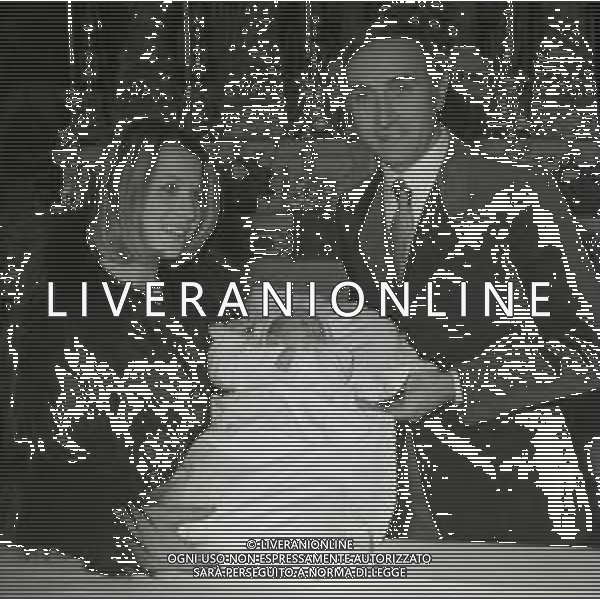 MILANO 1970 RETROSPETTIVA PIPPO BAUDO PRESENTATORE TELEVISIVO NELLA FOTO PIPPO BAUDO CON ANGELA LIPPI IL GIORNO DEL BATTESIMO DELLA FIGLIA TIZIANA AG ALDO LIVERANI SAS