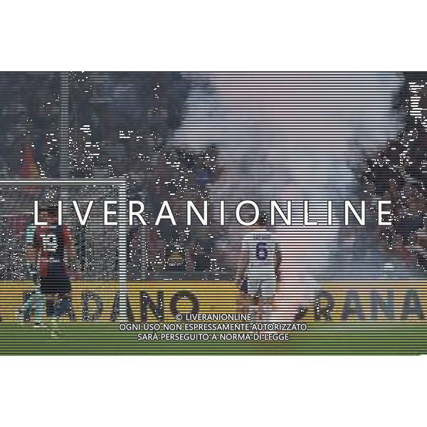 Genoa vs Fiorentina nella foto tifosi Genoa lanciano un fumogeno in campo Genova 19-08-2023 Stadio Luigi Ferraris - Marassi Campionato Serie A TIM - 1a giornata foto Roberto Garavaglia/ag. Aldo Liverani sas /AGENZIA ALDO LIVERANI SAS