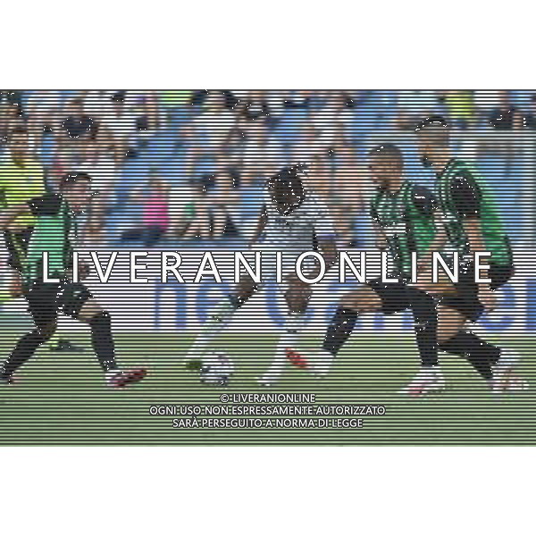 Sassuolo vs Atalanta nella foto Ademola Lookman (Atalanta) chiuso da tre avversari Reggio Emilia 20-08-2023 Mapei Stadium - Stadio Città del Tricolore Campionato Serie A TIM - 1a giornata foto Roberto Garavaglia/ag. Aldo Liverani sas