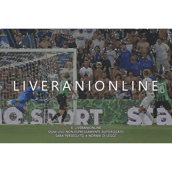 Sassuolo vs Atalanta nella foto Andrea Consigli (Sassuolo) respinge il colpo di testa di Charles de Ketelaere (Atalanta) dopo che il pallone ha gia\' varcato la linea di porta e l\'arbitro Matteo Marchetti di Ostia Lido (Roma) concede la rete con l\'aiuto della gol line technology Reggio Emilia 20-08-2023 Mapei Stadium - Stadio Città del Tricolore Campionato Serie A TIM - 1a giornata foto Roberto Garavaglia/ag. Aldo Liverani sas