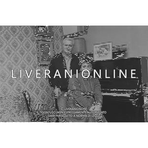 Neg- DIEGO ABATANTUONO ATTORE E CONDUTTORE TELEVISIVO RETROSPETTIVA NELLA FOTO I GENITORI, IL PADRE MATTEO E LA MADRE ROSA NELLA LORO CASA A MILANO NELL\'ANNO 1982 AGENZIA ALDO LIVERANI SAS