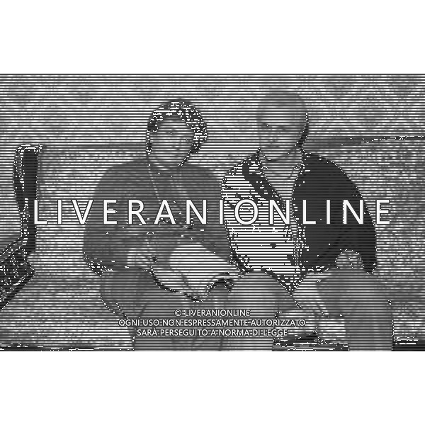 Neg- DIEGO ABATANTUONO ATTORE E CONDUTTORE TELEVISIVO RETROSPETTIVA NELLA FOTO I GENITORI, IL PADRE MATTEO E LA MADRE ROSA NELLA LORO CASA A MILANO NELL\'ANNO 1982 AGENZIA ALDO LIVERANI SAS