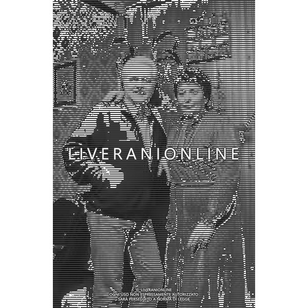 Neg- DIEGO ABATANTUONO ATTORE E CONDUTTORE TELEVISIVO RETROSPETTIVA NELLA FOTO I GENITORI, IL PADRE MATTEO E LA MADRE ROSA NELLA LORO CASA A MILANO NELL\'ANNO 1982 AGENZIA ALDO LIVERANI SAS