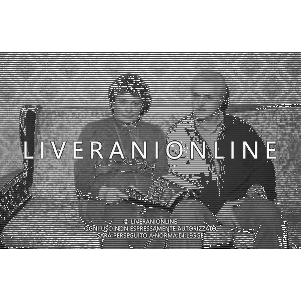Neg- DIEGO ABATANTUONO ATTORE E CONDUTTORE TELEVISIVO RETROSPETTIVA NELLA FOTO I GENITORI, IL PADRE MATTEO E LA MADRE ROSA NELLA LORO CASA A MILANO NELL\'ANNO 1982 AGENZIA ALDO LIVERANI SAS
