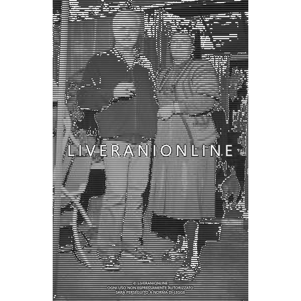 Neg- DIEGO ABATANTUONO ATTORE E CONDUTTORE TELEVISIVO RETROSPETTIVA NELLA FOTO I GENITORI, IL PADRE MATTEO E LA MADRE ROSA NELLA LORO CASA A MILANO NELL\'ANNO 1982 AGENZIA ALDO LIVERANI SAS