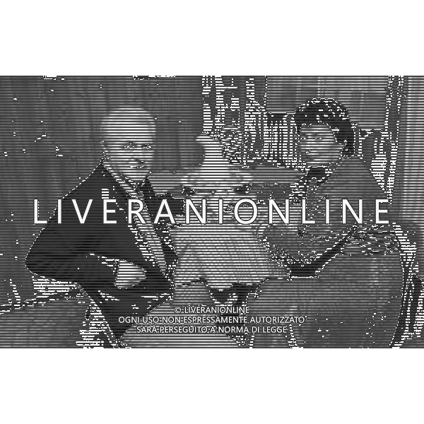 Neg- DIEGO ABATANTUONO ATTORE E CONDUTTORE TELEVISIVO RETROSPETTIVA NELLA FOTO I GENITORI, IL PADRE MATTEO E LA MADRE ROSA NELLA LORO CASA A MILANO NELL\'ANNO 1982 AGENZIA ALDO LIVERANI SAS