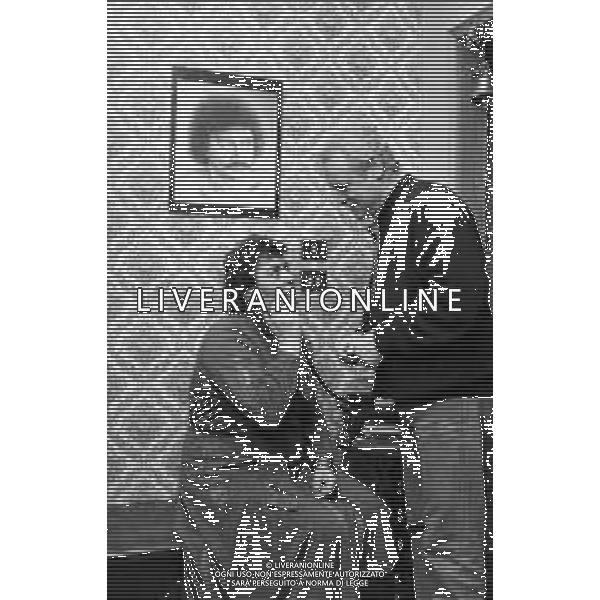 Neg- DIEGO ABATANTUONO ATTORE E CONDUTTORE TELEVISIVO RETROSPETTIVA NELLA FOTO I GENITORI, IL PADRE MATTEO E LA MADRE ROSA NELLA LORO CASA A MILANO NELL\'ANNO 1982 AGENZIA ALDO LIVERANI SAS