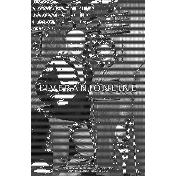 Neg- DIEGO ABATANTUONO ATTORE E CONDUTTORE TELEVISIVO RETROSPETTIVA NELLA FOTO I GENITORI, IL PADRE MATTEO E LA MADRE ROSA NELLA LORO CASA A MILANO NELL\'ANNO 1982 AGENZIA ALDO LIVERANI SAS