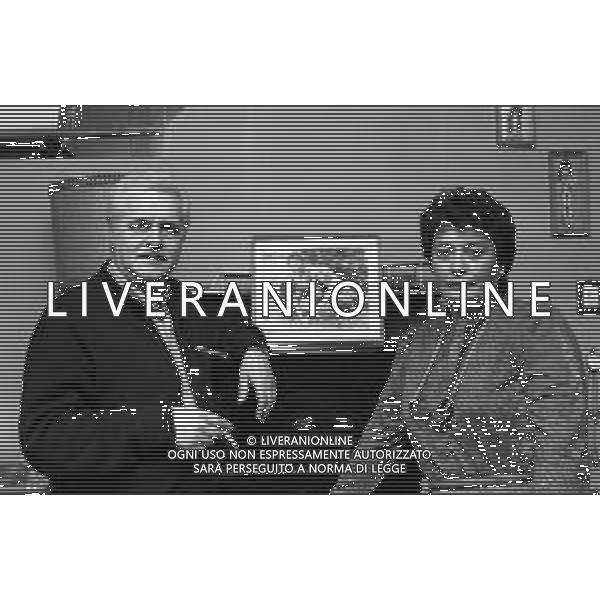 Neg- DIEGO ABATANTUONO ATTORE E CONDUTTORE TELEVISIVO RETROSPETTIVA NELLA FOTO I GENITORI, IL PADRE MATTEO E LA MADRE ROSA NELLA LORO CASA A MILANO NELL\'ANNO 1982 AGENZIA ALDO LIVERANI SAS