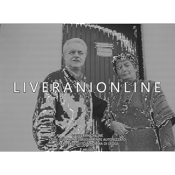 Neg- DIEGO ABATANTUONO ATTORE E CONDUTTORE TELEVISIVO RETROSPETTIVA NELLA FOTO I GENITORI, IL PADRE MATTEO E LA MADRE ROSA NELLA LORO CASA A MILANO NELL\'ANNO 1982 AGENZIA ALDO LIVERANI SAS
