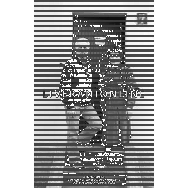 Neg- DIEGO ABATANTUONO ATTORE E CONDUTTORE TELEVISIVO RETROSPETTIVA NELLA FOTO I GENITORI, IL PADRE MATTEO E LA MADRE ROSA NELLA LORO CASA A MILANO NELL\'ANNO 1982 AGENZIA ALDO LIVERANI SAS