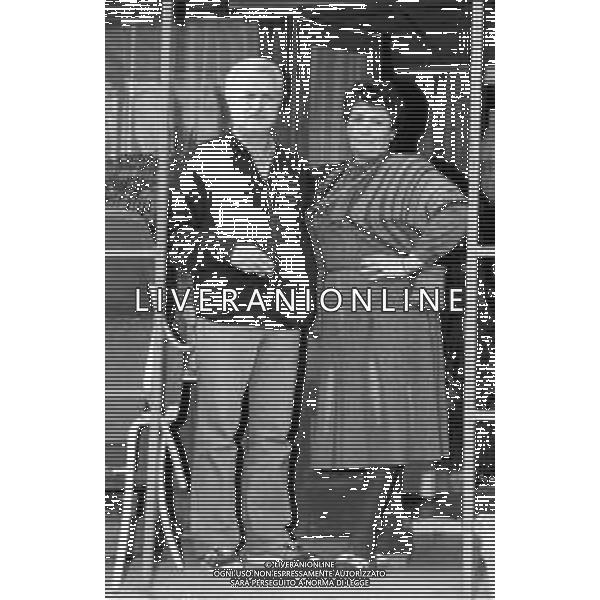 Neg- DIEGO ABATANTUONO ATTORE E CONDUTTORE TELEVISIVO RETROSPETTIVA NELLA FOTO I GENITORI, IL PADRE MATTEO E LA MADRE ROSA NELLA LORO CASA A MILANO NELL\'ANNO 1982 AGENZIA ALDO LIVERANI SAS