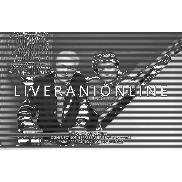 Neg- DIEGO ABATANTUONO ATTORE E CONDUTTORE TELEVISIVO RETROSPETTIVA NELLA FOTO I GENITORI, IL PADRE MATTEO E LA MADRE ROSA NELLA LORO CASA A MILANO NELL\'ANNO 1982 AGENZIA ALDO LIVERANI SAS