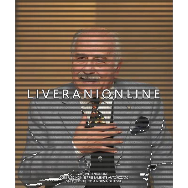 MILANO 29 NOVEMBRE 2005 LA COMPAGNIA DI TEATRO DI LUIGI DE FILIPPO PRESENTA NO TI PAGO NELLA FOTO: LUIGI DE FILIPPO PH FRANKY/AG ALDO LIVERANI
