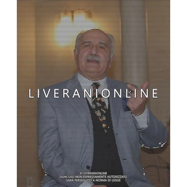 MILANO 29 NOVEMBRE 2005 LA COMPAGNIA DI TEATRO DI LUIGI DE FILIPPO PRESENTA NO TI PAGO NELLA FOTO: LUIGI DE FILIPPO PH FRANKY/AG ALDO LIVERANI