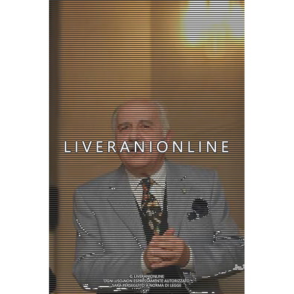 MILANO 29 NOVEMBRE 2005 LA COMPAGNIA DI TEATRO DI LUIGI DE FILIPPO PRESENTA NO TI PAGO NELLA FOTO: LUIGI DE FILIPPO PH FRANKY/AG ALDO LIVERANI