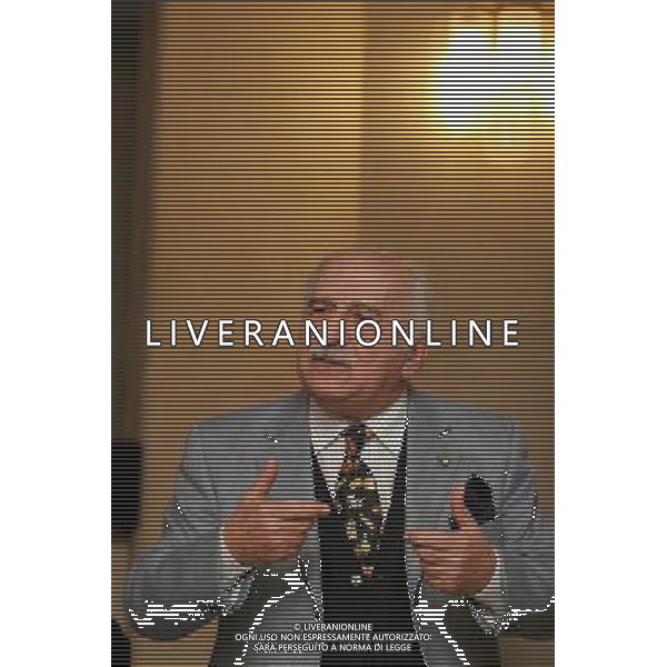 MILANO 29 NOVEMBRE 2005 LA COMPAGNIA DI TEATRO DI LUIGI DE FILIPPO PRESENTA NO TI PAGO NELLA FOTO: LUIGI DE FILIPPO PH FRANKY/AG ALDO LIVERANI