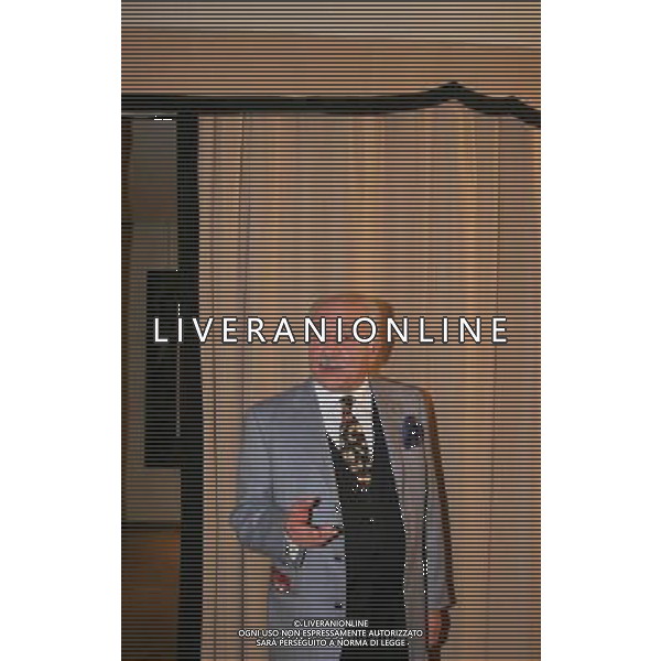 MILANO 29 NOVEMBRE 2005 LA COMPAGNIA DI TEATRO DI LUIGI DE FILIPPO PRESENTA NO TI PAGO NELLA FOTO: LUIGI DE FILIPPO PH FRANKY/AG ALDO LIVERANI