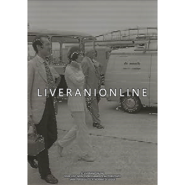 NEG-RETROSPETTIVA CATERINA CASELLI CANTANTE NELLA FOTO CATERINA CASELLI A LINATE IN PARTENZA DOPO LE NOZZE NELL\'ANNO 1970 FOTO GINO BALDAN-AG ALDO LIVERANI SAS  