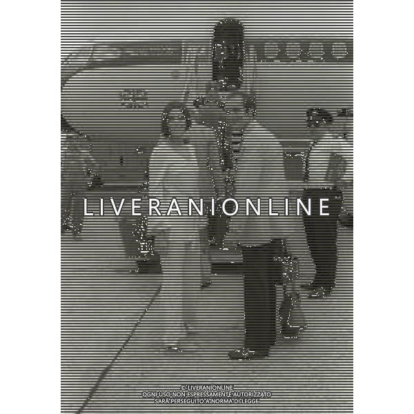 NEG-RETROSPETTIVA CATERINA CASELLI CANTANTE NELLA FOTO CATERINA CASELLI A LINATE IN PARTENZA DOPO LE NOZZE NELL\'ANNO 1970 FOTO GINO BALDAN-AG ALDO LIVERANI SAS  