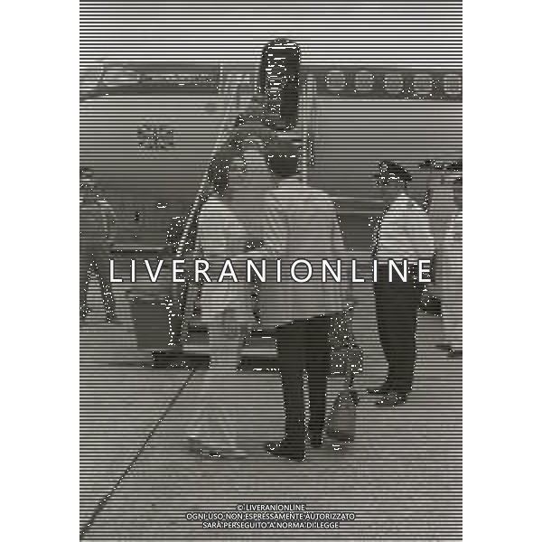 NEG-RETROSPETTIVA CATERINA CASELLI CANTANTE NELLA FOTO CATERINA CASELLI A LINATE IN PARTENZA DOPO LE NOZZE NELL\'ANNO 1970 FOTO GINO BALDAN-AG ALDO LIVERANI SAS  