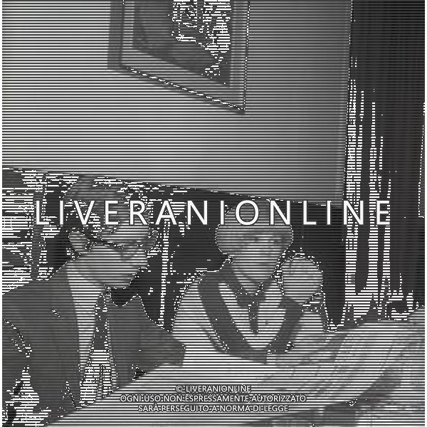 NEG-RETROSPETTIVA CATERINA CASELLI CANTANTE NELLA FOTO CATERINA CASELLI A MILANO NELL\'ANNO 1966 CON NINI GRAPPONE AG ALDO LIVERANI SAS 