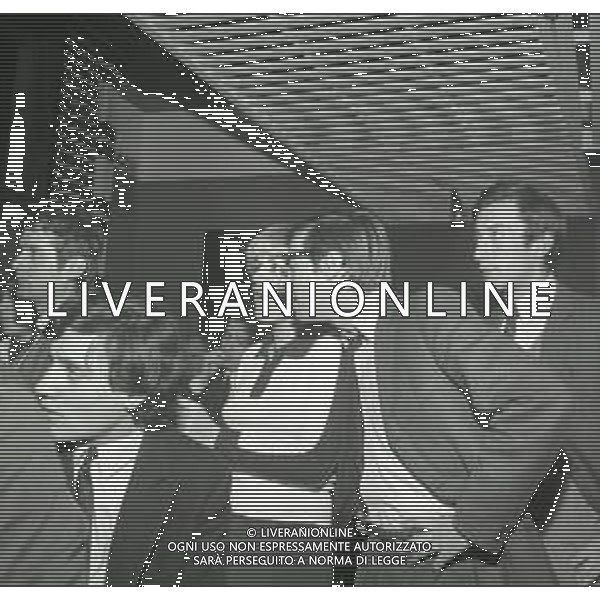 NEG-RETROSPETTIVA CATERINA CASELLI CANTANTE NELLA FOTO CATERINA CASELLI A MILANO NELL\'ANNO 1966 CON NINI GRAPPONE AG ALDO LIVERANI SAS 