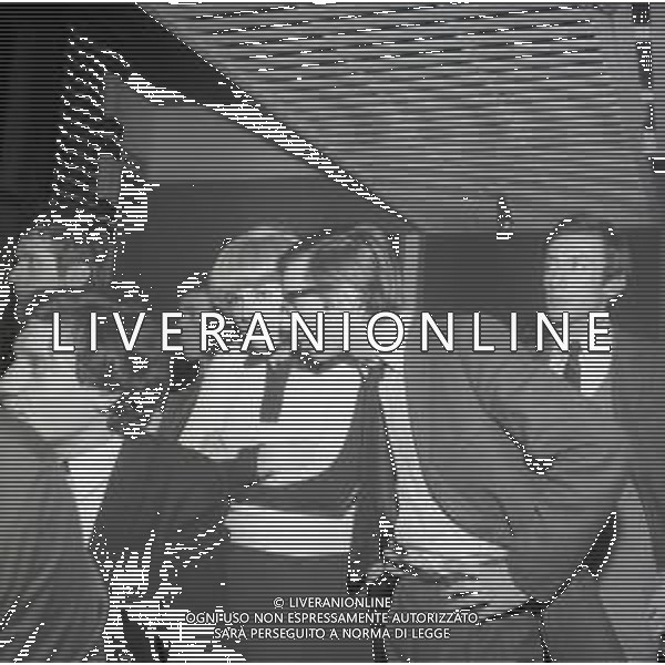 NEG-RETROSPETTIVA CATERINA CASELLI CANTANTE NELLA FOTO CATERINA CASELLI A MILANO NELL\'ANNO 1966 CON NINI GRAPPONE AG ALDO LIVERANI SAS 