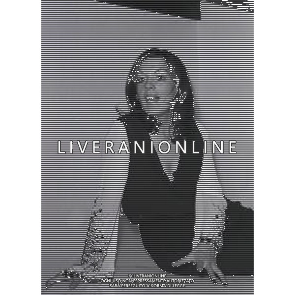 NEG-RETROSPETTIVA CATERINA CASELLI CANTANTE NELLA FOTO CATERINA CASELLI NELLA SUA ABITAZIONE NELL\'ANNO 1970 AG ALDO LIVERANI SAS  