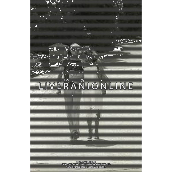 NEG-RETROSPETTIVA CATERINA CASELLI CANTANTE NELLA FOTO CATERINA CASELLI CON PIERO SUGAR NELL\'ANNO 1977 A PORTO ROTONDO AG ALDO LIVERANI SAS