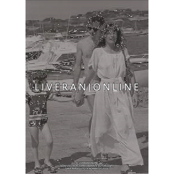 NEG-RETROSPETTIVA CATERINA CASELLI CANTANTE NELLA FOTO CATERINA CASELLI CON PIERO SUGAR NELL\'ANNO 1977 A PORTO ROTONDO AG ALDO LIVERANI SAS