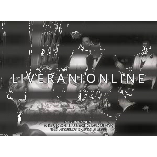 NEG-RETROSPETTIVA RANIERI DI MONACO PRINCIPE NELLA FOTO IL PRINCIPE DI MONACO RANIERI CON LA MOGLIE E FRANK SINATRA AL GALA DEL FESTIVAL A MONTECARLO NELL\'ANNO 1975 AG ALDO LIVERANI SAS